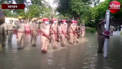 पुलिस कर्मियों के जज्बे को सलाम, बाढ़ के पानी में फहराया तिरंगा