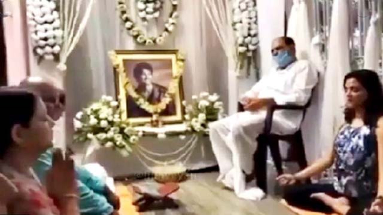 Sushant के आत्मा की शांति के लिए परिवार ने किया माहा मृत्युंजय मंत्र का जाप भावुक हुए पिता|FilmiBeat