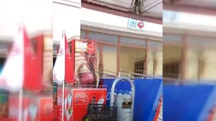 Çatıda mahsur kalan kediyi böyle kurtardı