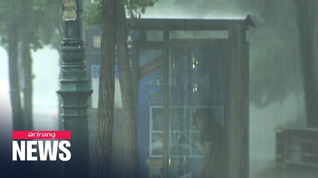 Last bit of rain pounds central region; sidewalks at Jamsu Bridge blocked