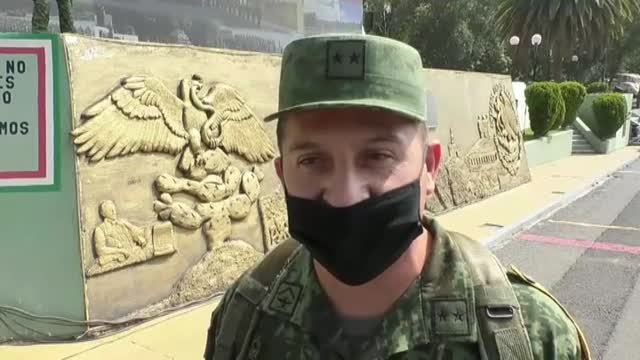 Los militares mexicanos rinden homenaje a las víctimas del coronavirus