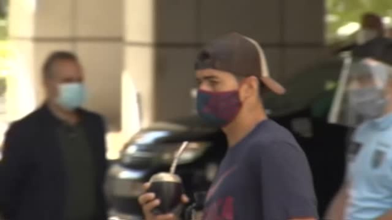 Caras largas de la expedición del Barça en el regreso a casa