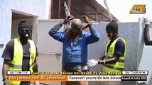 (Vidéo) L'acte noble de ce Sénégalais, qui prend en charge un malade mental vêtu de 30 habits