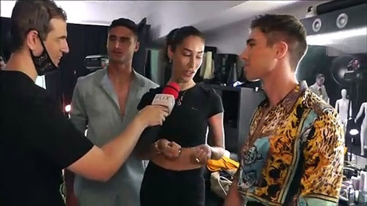שראל אוגלבו מדגמן פריט אופנה מיוחד
