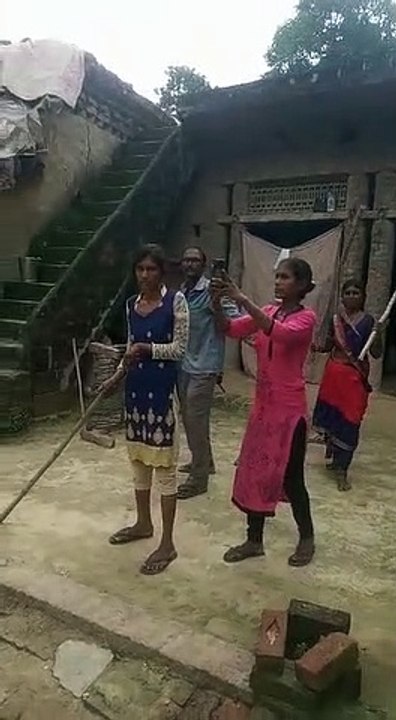 यूपी में शातिर अपराधी ने ग्रामीणों पर झोंका फायर