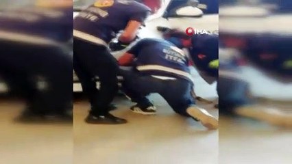 Otomobilin motoruna giren yılanı itfaiye çıkardı