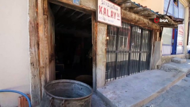 Mesleğinin son temsilcisi 45 yıllık kalaycı, işlere yetişemiyor