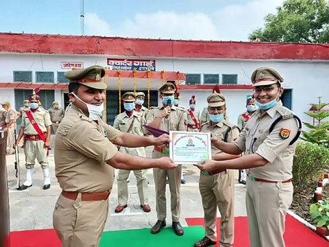 शामली कांधला थाना अध्यक्ष व एसएसआई को एसपी ने दिया प्रशस्ति पत्र