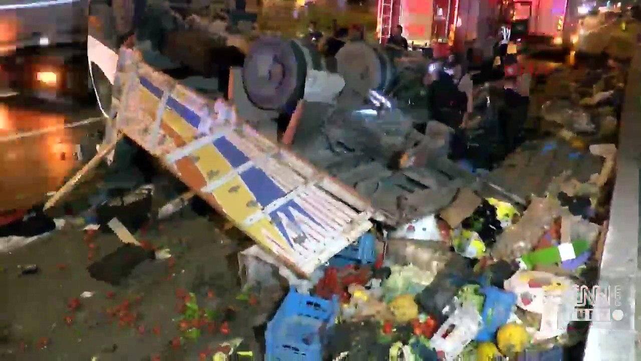 Son dakika: Otomobille çarpışan kamyon takla attı | Video