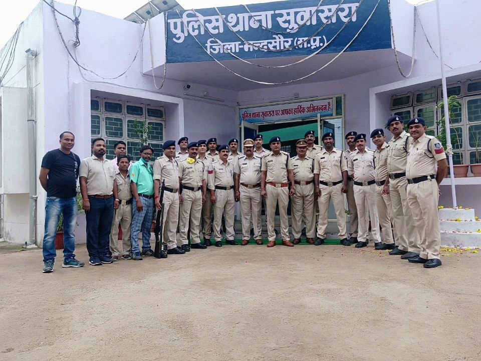 सुवासरा थाना में पुलिस थाना में ध्वजारोहण पुलिस थाना में मनाया स्वतंत्रता दिवस