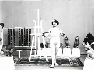 Download Video: Miss Dundee et ses chiens savants  (Miss Dundee y sus perros eruditos) [1902]