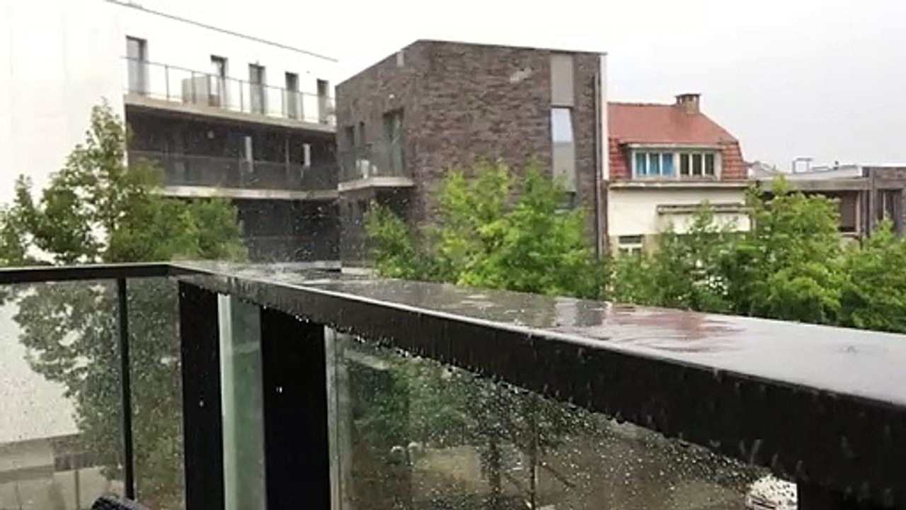 Pluie d’été sur la balustrade au ralenti