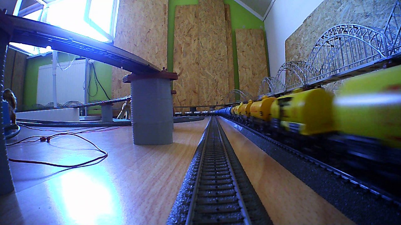 Langer Güterzug an Gleis 2 unterwegs