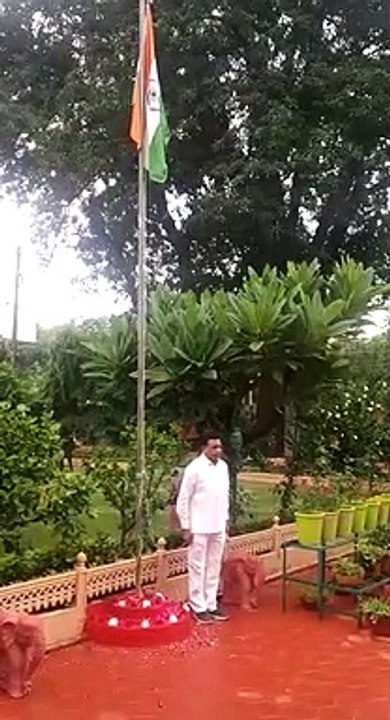 वित्तमंत्री देवड़ा ने किया झंडा वंदन