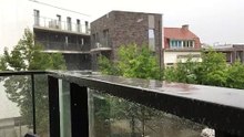 Slowmotion zomerregen op de balustrade