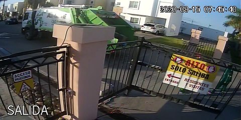 Video: ¡Trabajador sale golpeado! Así derriba carro recolector de basura portón de fraccionamiento residencial 1092940