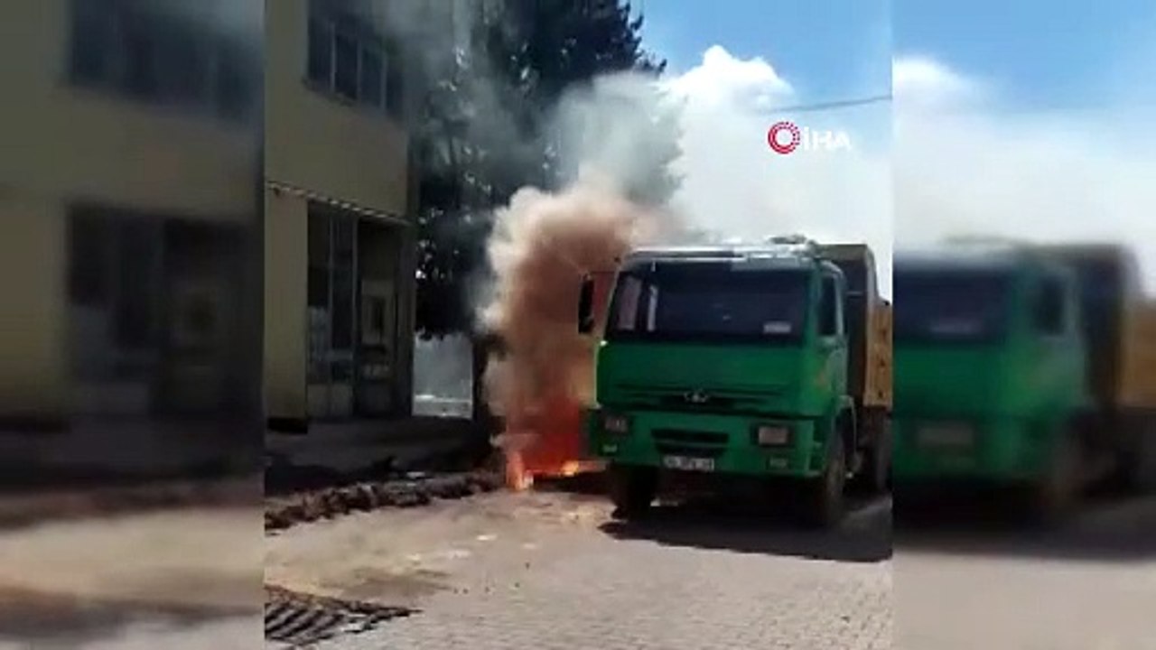 Bomba gibi patlayan elektrik kabloları mahallede paniğe neden oldu