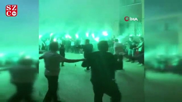 Mesafe ve maske kuralları hiçe saydılar, el ele halay çektiler