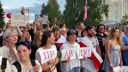 Belarus tem protestos contra Lukashenko, que se aproxima de Putin
