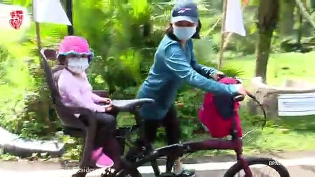 Presiden Jokowi Bersepeda dan Bagikan Masker di Kebun Raya Bogor