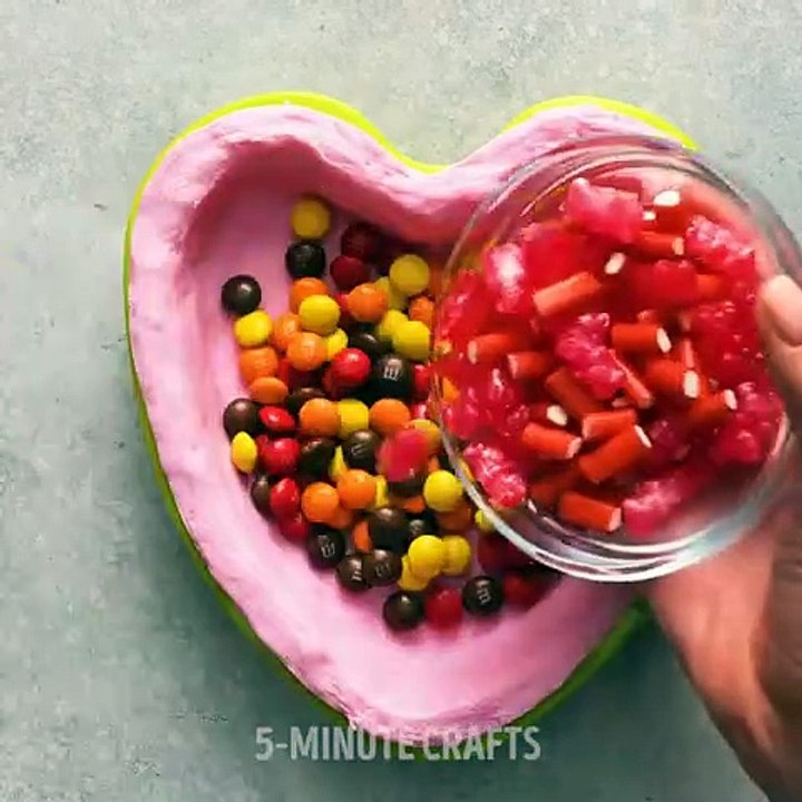 25 Candy Hacks with a rosy Mood - 5 Minute Crafts.