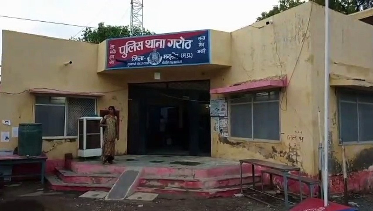 गरोठ पुलिस ने आरोपी से 12 बोर देसी कट्टा 1 कारत...