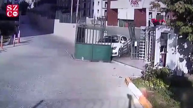 Yönetime kızdı,otomobille sitenin demir kapısını yerinden söktü