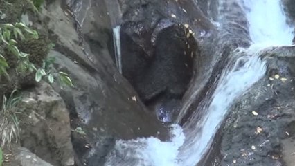 Şelalede kalp şeklindeki kaya görenleri şaşırtıyor