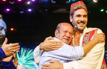 لحظة تأثر وبكاء لطفي لبيب على المسرح وتقبيل أحمد عز ليده