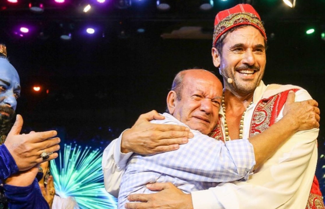 لحظة تأثر وبكاء لطفي لبيب على المسرح وتقبيل أحمد عز ليده