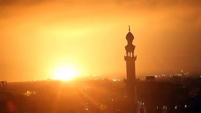 قصف إسرائيلي على غزة ردّاً على إطلاق صواريخ وبالونات حارقة من القطاع