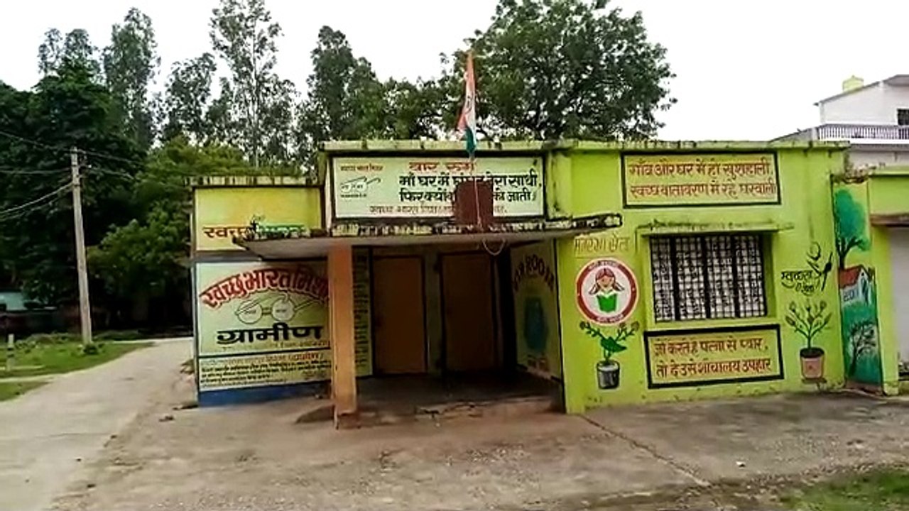 राष्ट्रीय ध्वज का अपमान करता दिख रहा है कटरा खुदागंज मुख्यालय