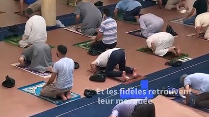 Covid-19: les Algériens retrouvent les joies de la plage et leurs mosquées