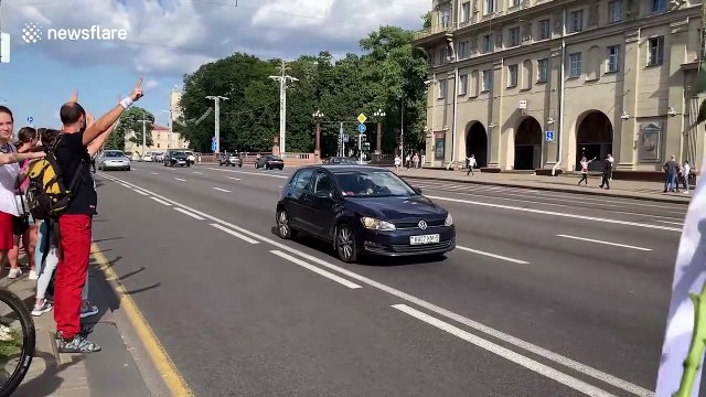 Minsk residents line streets in chain of solidarity against disputed Belarus election
