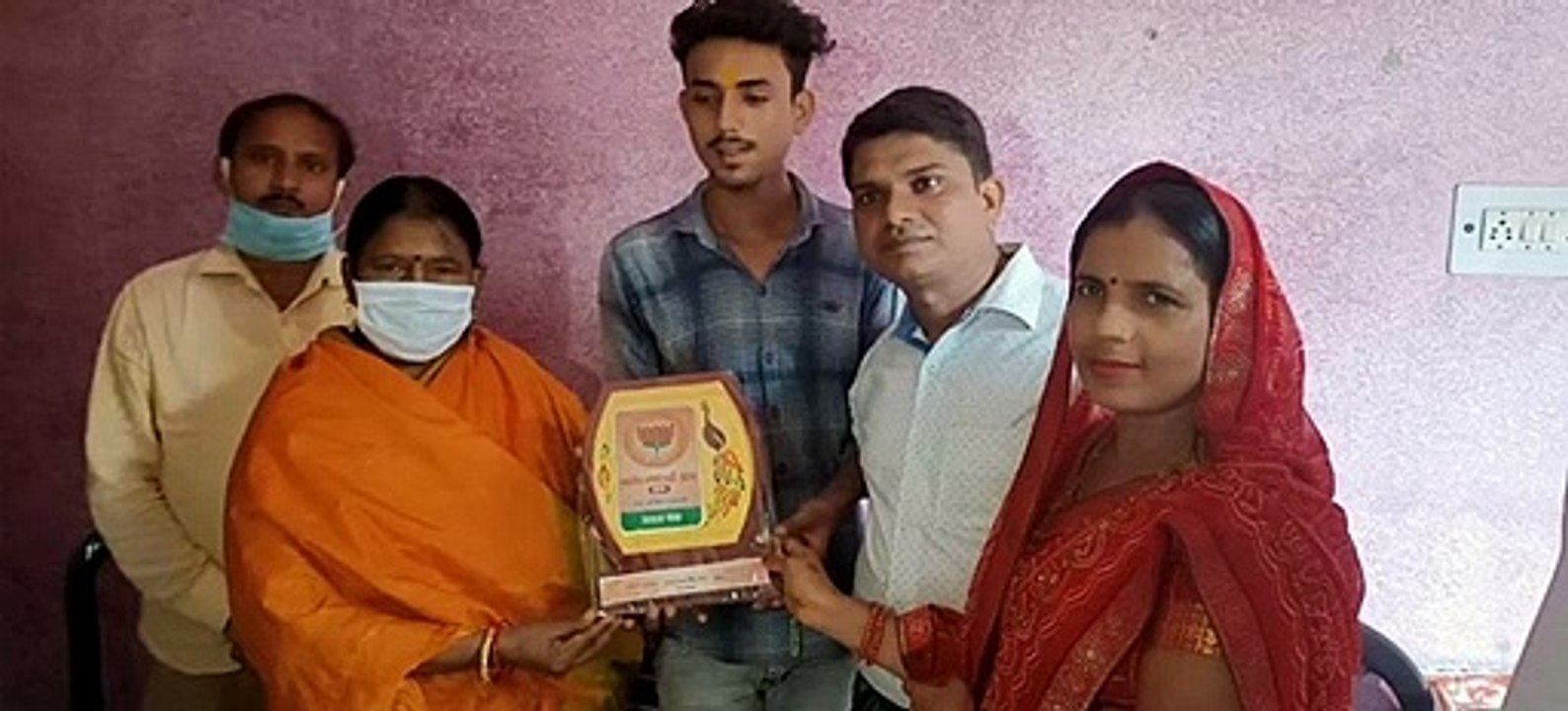 इटावा: सीबीएसई परीक्षा में अच्छे अंक लाने पर वि...