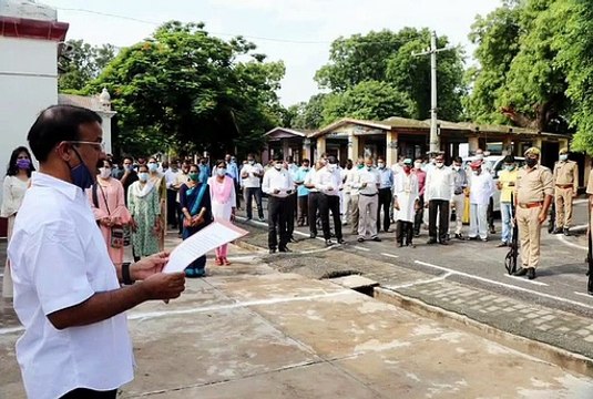इटावा: जिलाधिकारी ने अधिकारियों को दिलाई शपथ