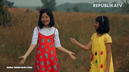 Anak-anak bernyanyi bersama.