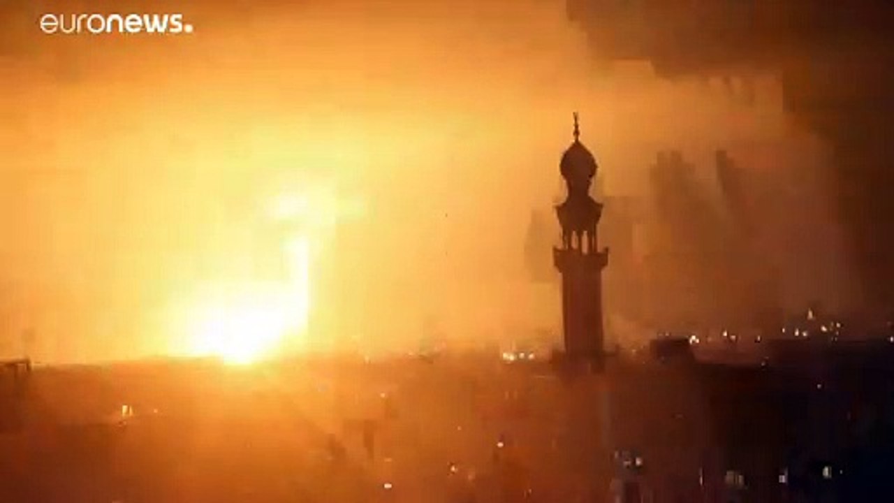 شاهد: إسرائيل تقصف غزة ردا على البالونات الحارقة