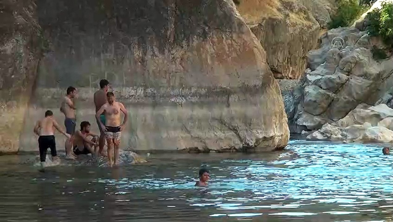 Nemrut'a tırmanmadan önce Kahta Çayı'nda serinliyorlar - ADIYAMAN
