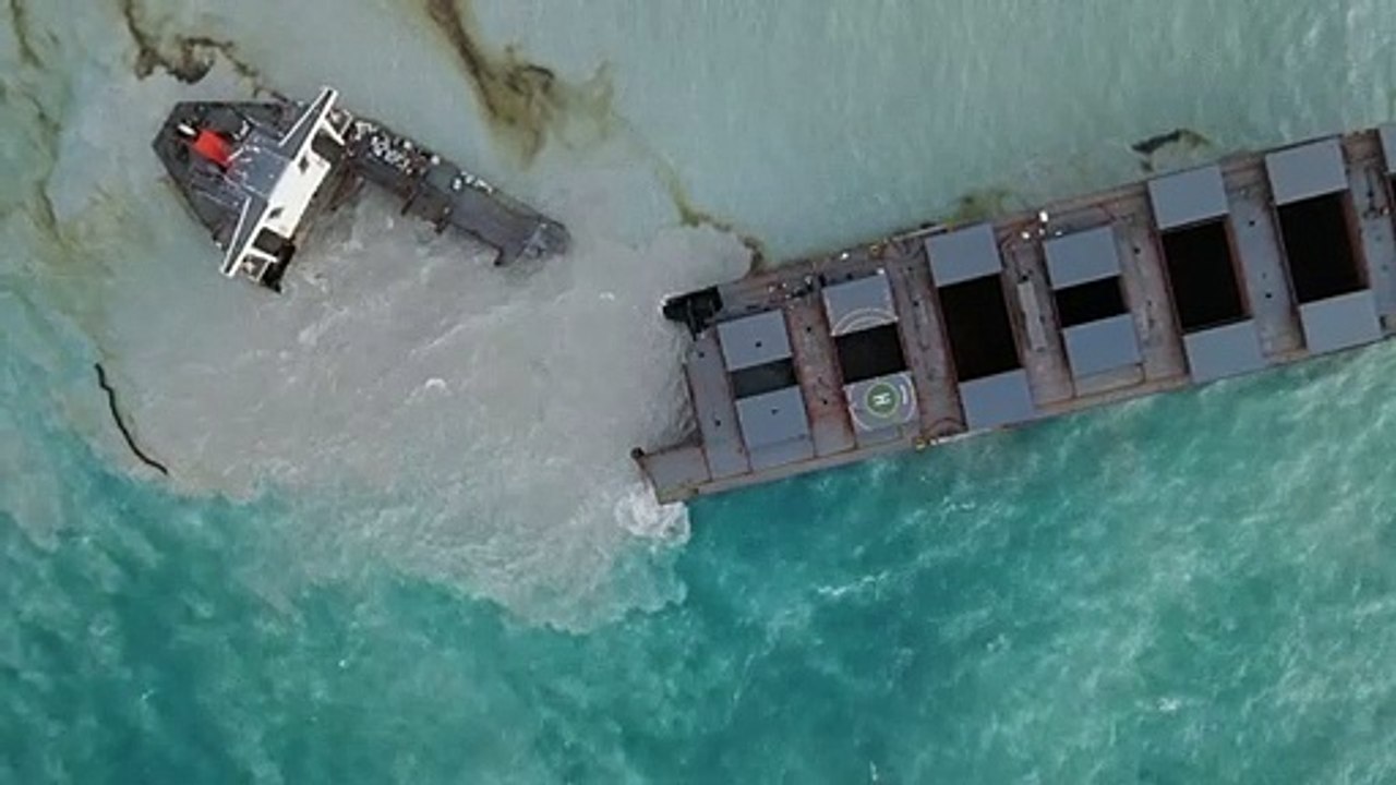 Vor Mauritius havarierter Frachter auseinandergebrochen