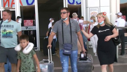 Turistler Antalya'ya akın etmeye devam ediyor