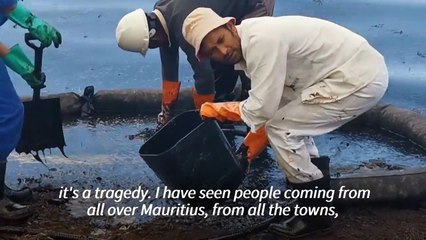 Mauritius oil leak ship splits in two