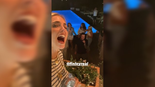 Chiara Ferragni y Fedez disfrutan de una noche de karaoke, con gallo incluido