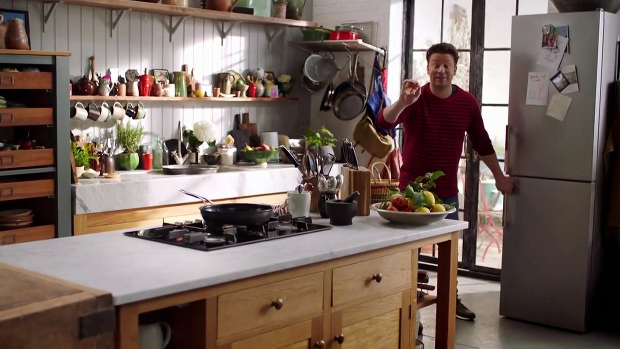 Beschwipste Birne mit Schokolade und Haselnusskernen