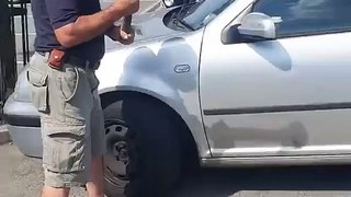 Homem parte o vidro de carro para salvar cão ofegante preso com 34ºC