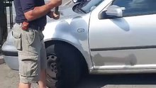 Homem parte o vidro de carro para salvar cão ofegante preso com 34ºC