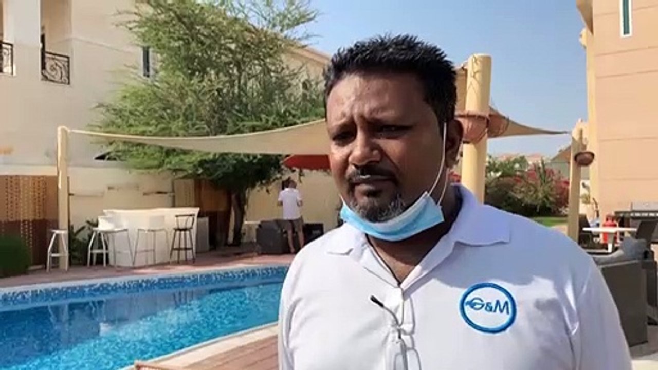 Dubai: mit Eisblöcken das Schwimmbad abkühlen
