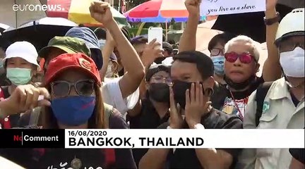 Une manifestation pro-démocratie réunit 10 000 personnes à Bangkok