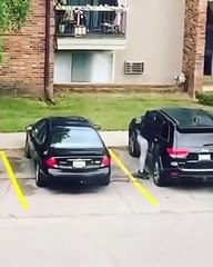 Une femme incendie une voiture (Instant Karma)
