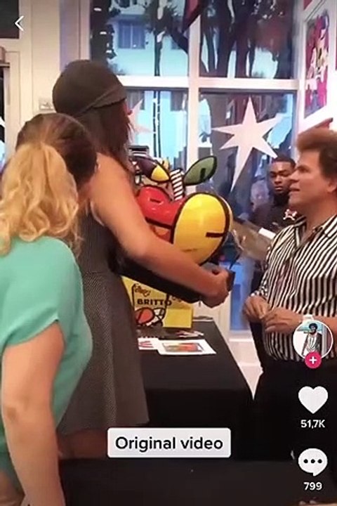 Mulher destrói obra de Romero Britto na frente do artista; assista